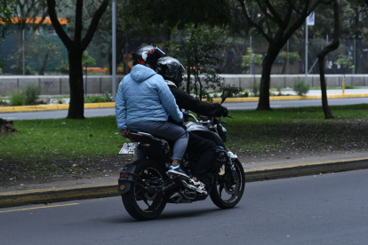 En Quito es prohibido que dos personas circulen en moto, bajo ciertas excepciones.