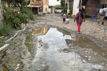 Inconveniente. El hedor por el agua acumulada afecta a los residentes de Cisne Coral.
