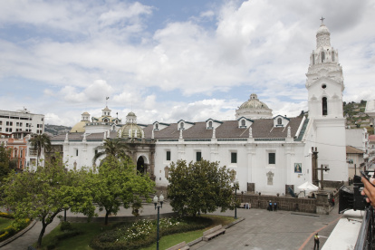 La Catedral está en las calles García Moreno y Venezuela, junto al Palacio de Gobierno.