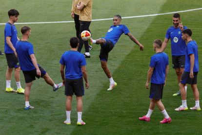 El delantero brasileño del Barcelona Raphinha (c) durante un entrenamiento este viernes en Sevilla, en la víspera de la final de la Copa del Rey de fútbol que enfrenta a su equipo al Real Madrid en el estadio de la Cartuja. EFE/ Julio Muñoz