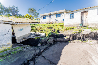 A diario el deslizamiento de tierra es mas evidente en la zona de afectación.
