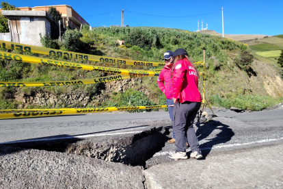 A diarios se verifican los daños que deja el deslizamiento en masa.