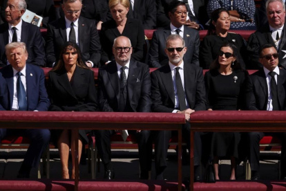 Líderes mundiales asistieron al funeral del papa Francisco. En primera fila, desde la izquierda: Donald Trum junto a su esposa Melania, los reyes de España y Daniel Noboa al extremo derecho.
