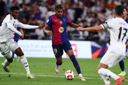 Lamine Yamal (c) es una de las jóvenes figuras de FC Barcelona para el duelo ante Real Madrid.