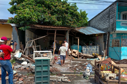 Una de las decenas de casas afectadas tras un sismo registrado este viernes 25 de abril, en Esmeraldas.
