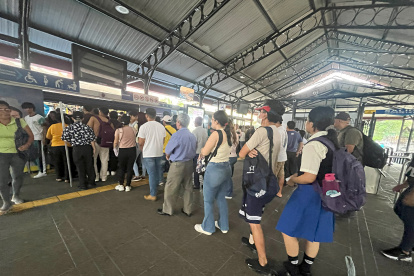 Las paradas de la Metrovía se volverán a ver llena de estudiantes
