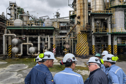 Inspección técnica a instalaciones de la refinería de Esmeraldas, tras sismo del viernes pasado.
