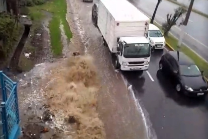 En la autopista General Rumiñahui se desbordó una quebrada a la altura del puente 4.