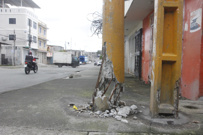 En el poste se observan ya las vigas en mal estado
