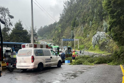 Se reportó un deslizamiento de tierra en la Av. Velasco Ibarra - autopista General Rumiñahui, sector El Trébol, en sentido Quito - Valles.