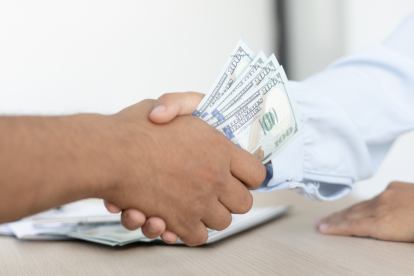 Trabajadores y jubilados pueden acceder a créditos quirografarios del Biess para cubrir gastos personales, deudas o pensiones alimenticias.