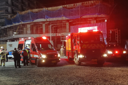 Miembros del Cuerpo de Bomberos trabajan en el lugar del colapso en Puerto Santa Ana para asegurar la zona y asistir a los heridos.