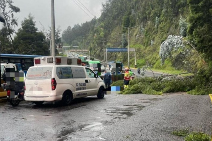 La autopista General Rumiñahui, en Quito, se mantiene cerrada, este domingo, 27 de abril de 2025, luego del deslizamiento que dejó una persona fallecida.