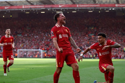 Mac Allister (c) festeja su gol junto a Luis Díaz en el partido que le dio el título a Liverpool en la Premier League