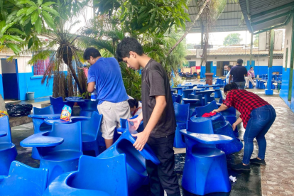 Padres de familia participaron de mingas de limpieza, en planteles de la Zona 8, en Guayaquil, Durán y Samborondón, por el regreso a clases.