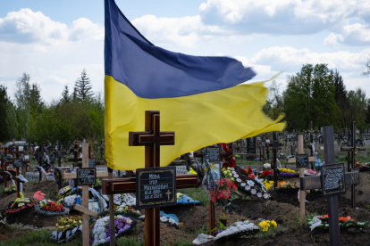 Una bandera ucraniana flamea durante el memorial a las víctimas del desastre nuclear de Chernobyl.