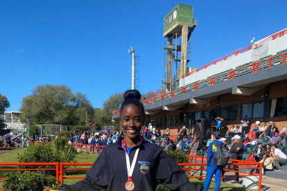 Nicole Caicedo con la bandera de Ecuador tras una de las dos premiaciones en las que subió al podio.