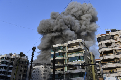 Un edificio fue alcanzado por los bombardeos