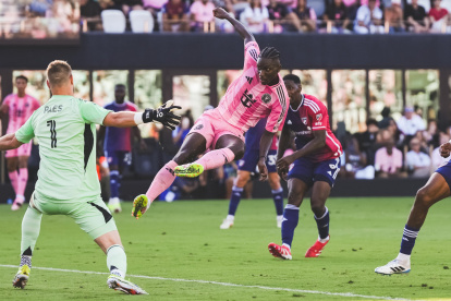 El ecuatoriano Allen Obando (c) anotó su primer gol con la camiseta de Inter Miami ante FC Dallas en la MLS.