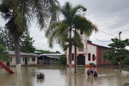 Problemas. Una habitante de La Alegría camina por el recinto.