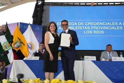 Humberto Alvarado recibe credencial de asambleísta, en actividad de Los Ríos.