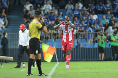Edison Carcelén de Técnico Universitario y el festejo de su gol en el Capwell.