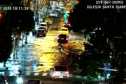 Inundaciones en varias calles de Guayaquil debido a la marea alta o aguaje, que afectaron diversos sectores de la ciudad.