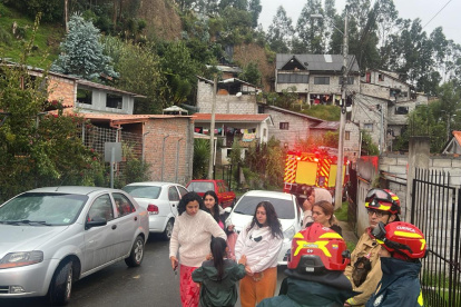 En el sector de Miraflores se registró un deslizamiento de tierra que afectó al menos a 10 familias.