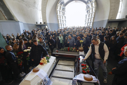 Familiares y amigos del difunto Danylo Khudia (17) y sus padres, asisten a su funeral en el cementerio de Baykove en Kiev, Ucrania, el 28 de abril de 2025, durante la invasión rusa.