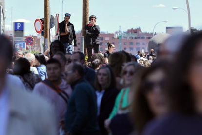 La gente espera fuera de la estación de tren de Atocha en Madrid después de su cierre cuando un apagón masivo afecta a España el 28 de abril de 2025.