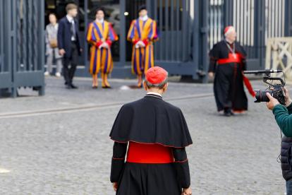 Este 28 de abril de 2025, los purpurados llegan al Vaticano para la quinta reunión de la Congregación de Cardenales en Ciudad del Vaticano.