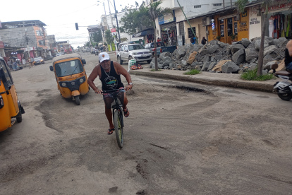 En vías del centro de Playas se observan baches que dificultan la movilidad.