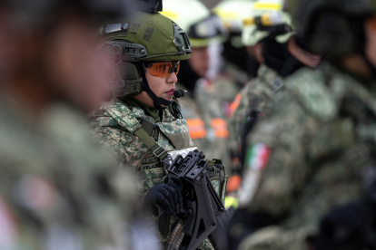 Foto de archivo que muestra a una soldado durante la conmemoración del Día del Ejército Mexicano.