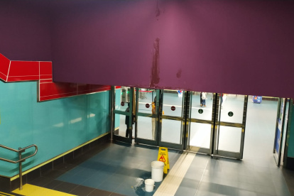 En un acceso de la parada se colocaron dos baldes y un letrero de advertencia.