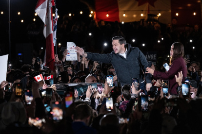 Pierre Poilievre habla durante el acto "Whistle Stop for Change" un día antes de las elecciones
