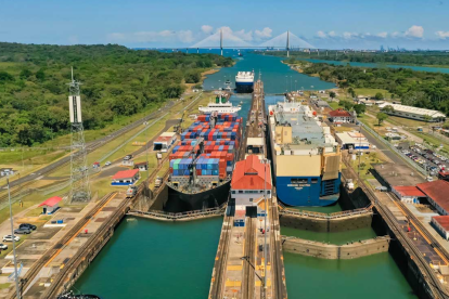 El Canal de Panamá es un motor de la economía panameña y mundial, siendo un punto focal para el trasporte de una parte importante del comercio global.