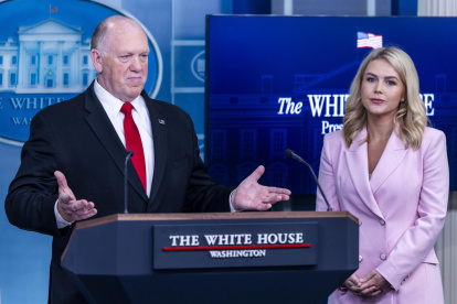 El zar de la Frontera de la Casa Blanca, Tom Homan (I) con la secretaria de Prensa de la Casa Blanca, Karoline Leavitt, en la sala de prensa de la Casa Blanca en Washington