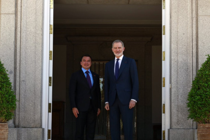 El presidente Daniel Noboa y el rey Felipe VI de España en la entrada al  Palacio de La Zarzuela.