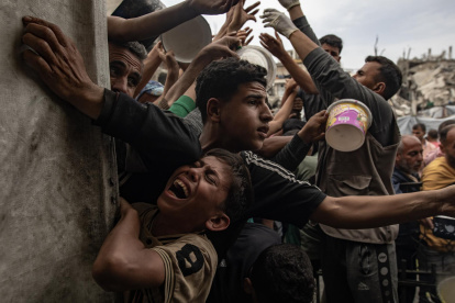Foto de archivo que muestra jóvenes y adultos durante la jornada de entrega de alimentos.