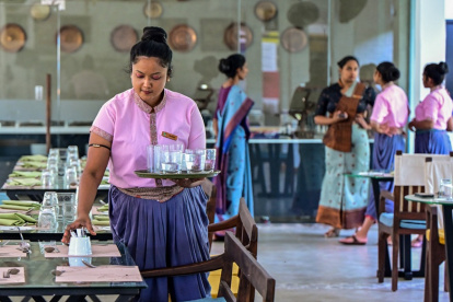 Fotografía del 31 de marzo, 2025 muestra el personal de limpieza mientras prepara una mesa en el Hotel Amba Yaalu en Kandalama, Sri Lanka central.