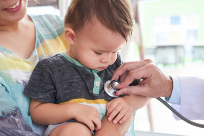Los bebés deben recibir la dosis de la vacuna contra la tos ferina y se debe colocar un refuerzo en niños y adolescentes.