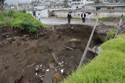 Situación.  En Calderón, un socavón amenaza la seguridad de viviendas y una torre eléctrica que abastece a la zona.