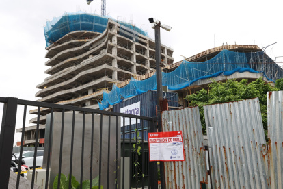 El proyecto The Hills está siendo construido en Puerto Santa Ana, en el norte de Guayaquil. En el sitio se registró un accidente en el que seis obreros resultaron heridos.