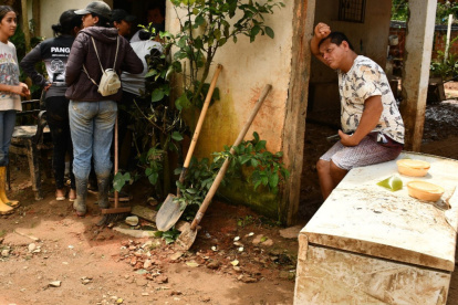 Destrozos. Una familia observa los restos de su vivienda destruida por el desbordamiento del río Marcabelí.