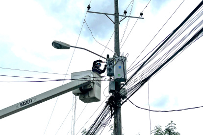 Esta semana, CNEL hizo trabajos preventivos en otras zonas de Guayaquil como vía a la costa.