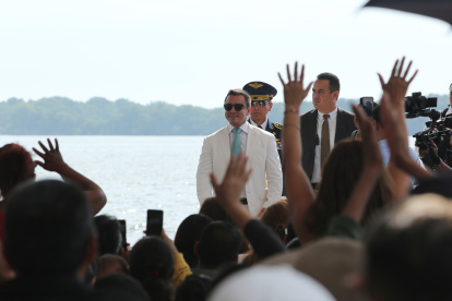 El presidente Daniel Noboa durante un evento público con ciudadanos.