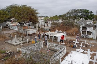 Delincuencia y consumo de drogas se suman a la reciente quema de tumbas, por parte de una mujer, como las novedades que ocurren en el cementerio de General Villamil Playas.