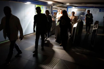 Varias personas en estación de metro madrileña a oscuras tras el apagón eléctrico