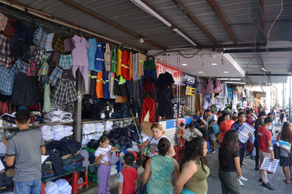 En las cercanías del Mercado Central, en Guayaquil, se ofrecen réplicas de uniformes escolares a bajo costo.