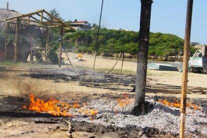 Las llamas persistían en la mañana de este martes 29 de abril, donde el incendio destruyó negocios y un bote ancestral.